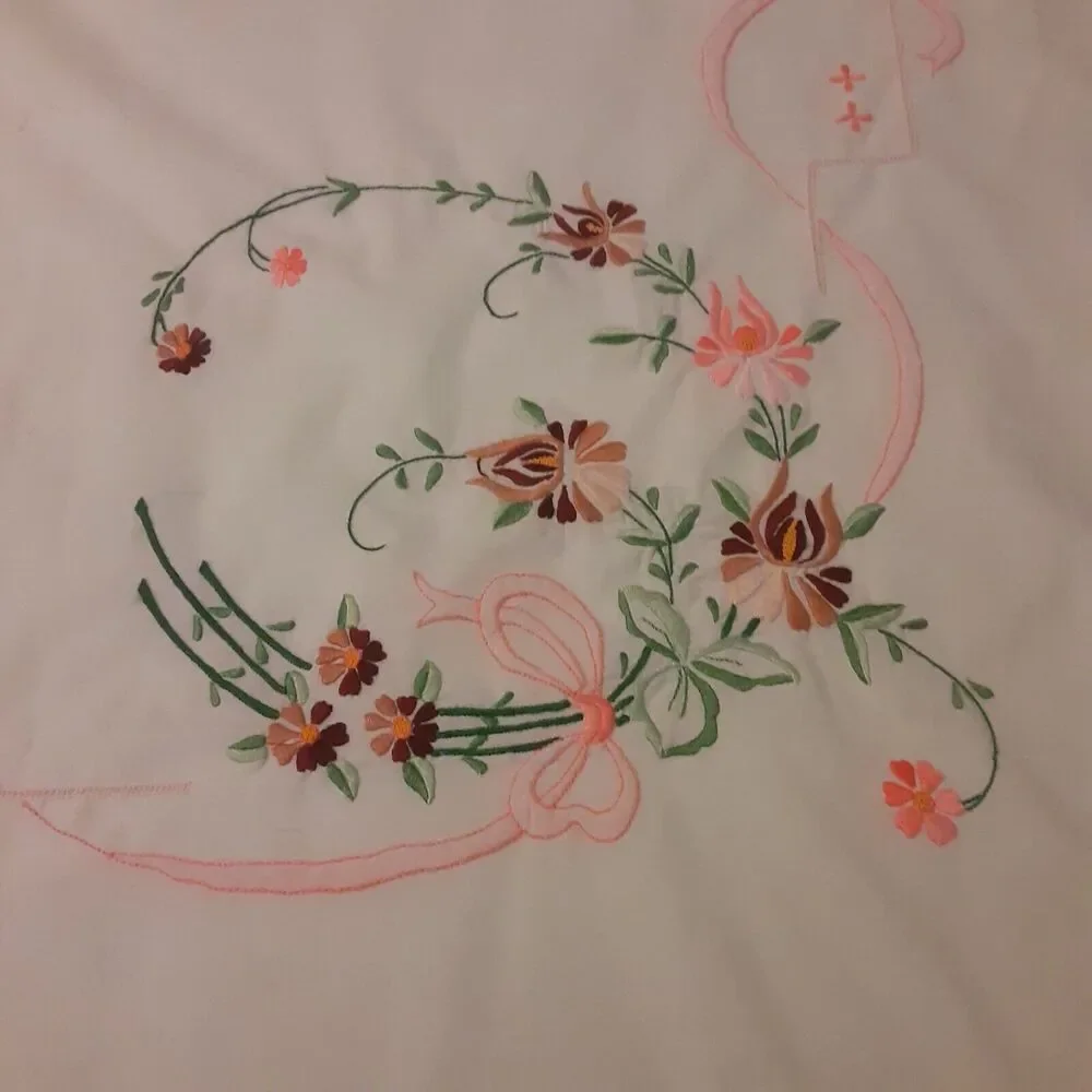 Vintage Handmade Needlepoint Scalloped Floral Tablecloth Intricate Beautiful